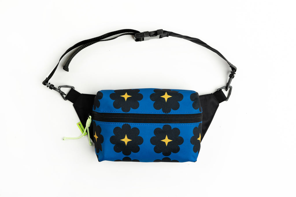 Banano Fannypack collab Galia Flor azúl