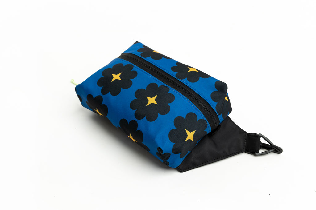 Banano Fannypack collab Galia Flor azúl