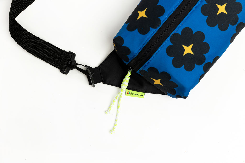 Banano Fannypack collab Galia Flor azúl