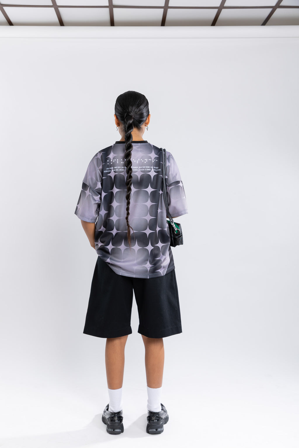 CAMISETA BOXY FIT lavanda-negra