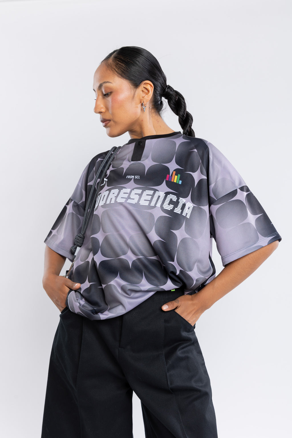 CAMISETA BOXY FIT lavanda-negra