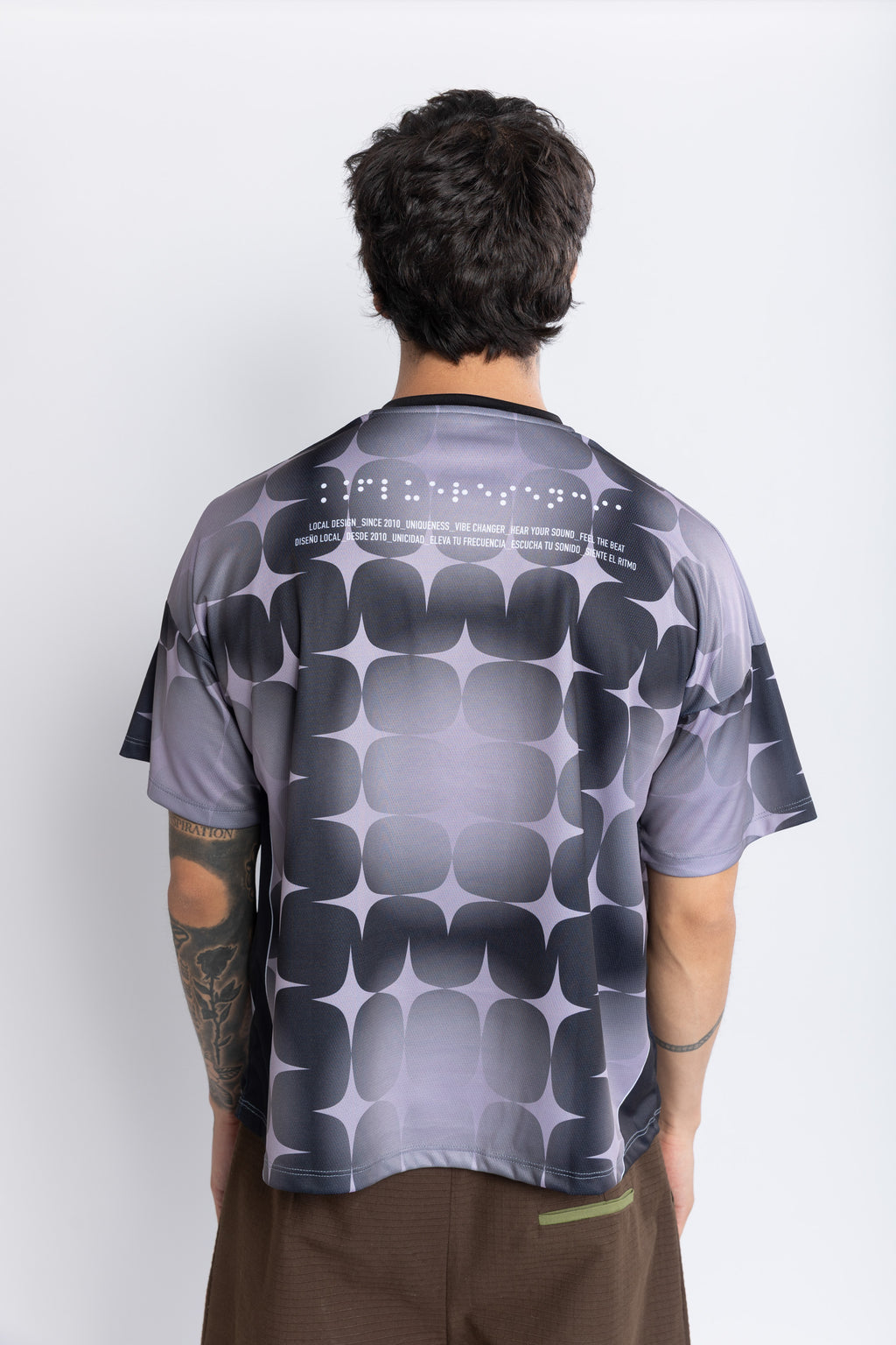 CAMISETA BOXY FIT lavanda-negra