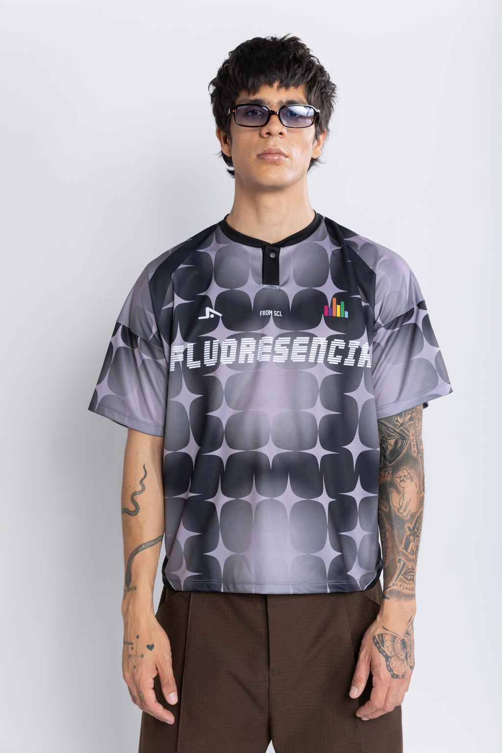 CAMISETA BOXY FIT lavanda-negra